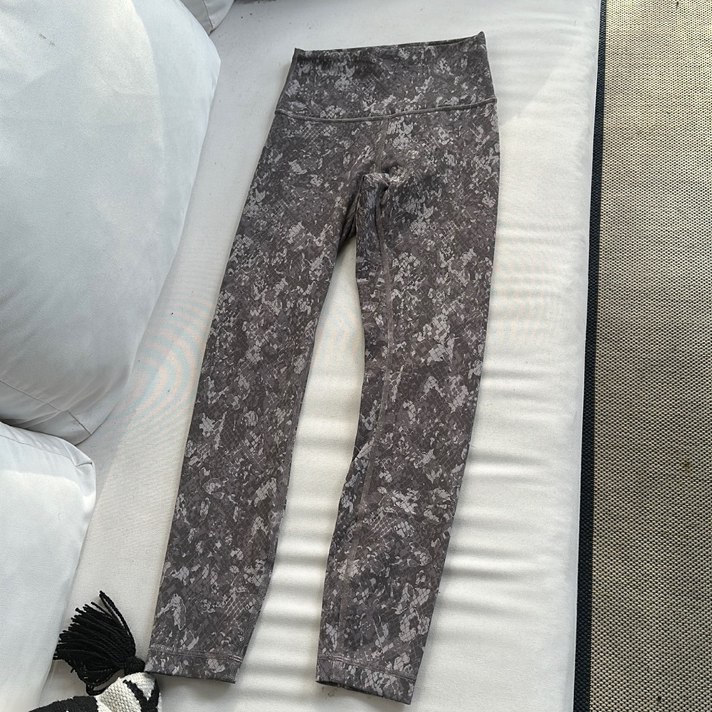 Lululemon leggings size 4  25”